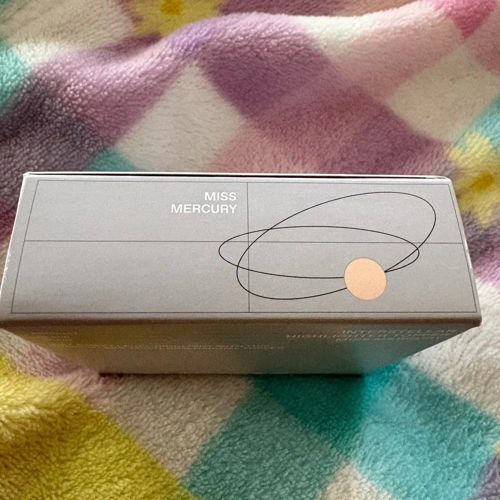 r.e.m. beauty Interstellar Highlighter Topper in Miss Mercury - Picture 3 of 3